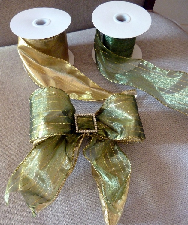 Stylish Settings Making Christmas Tree Bows