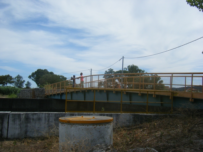 Ponte que dá de uma parque de Merendas para outro