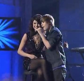 justin bieber and selena gomez kissing on the lips for real pictures. justin bieber and selena gomez