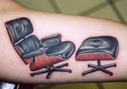 tatuaje de un sillon reposet de dos piezas en el braso