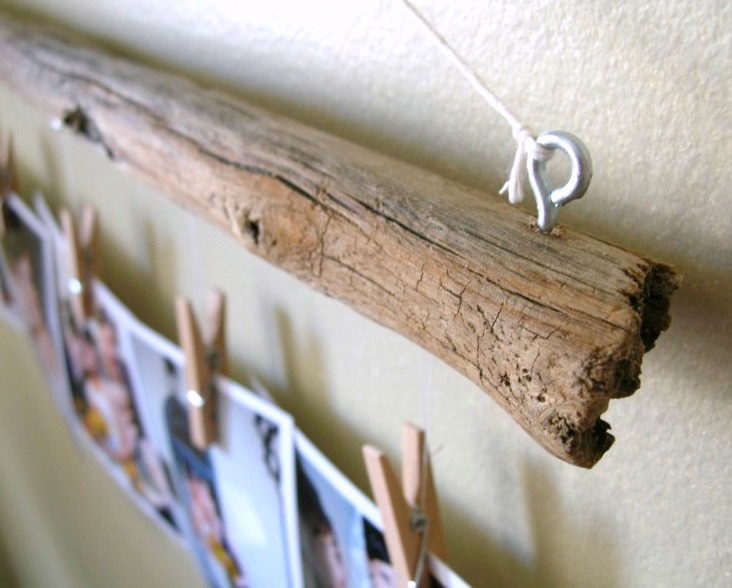 ORDINARY MOMMY DESIGN DIY Driftwood Photo Hanger Tutorial.
