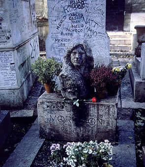 Για ποιο λόγο ο τάφος του Jim Morrison έχει την Ελληνική επιγραφή “Κατά τον δαίμονα εαυτού” ;