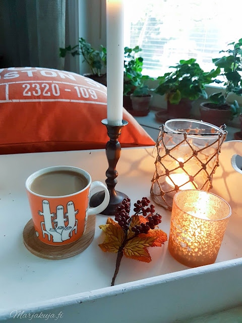 sisustus kahvi syksy kynttilä tunnelma olohuone kynttilänjalkja talja H&M