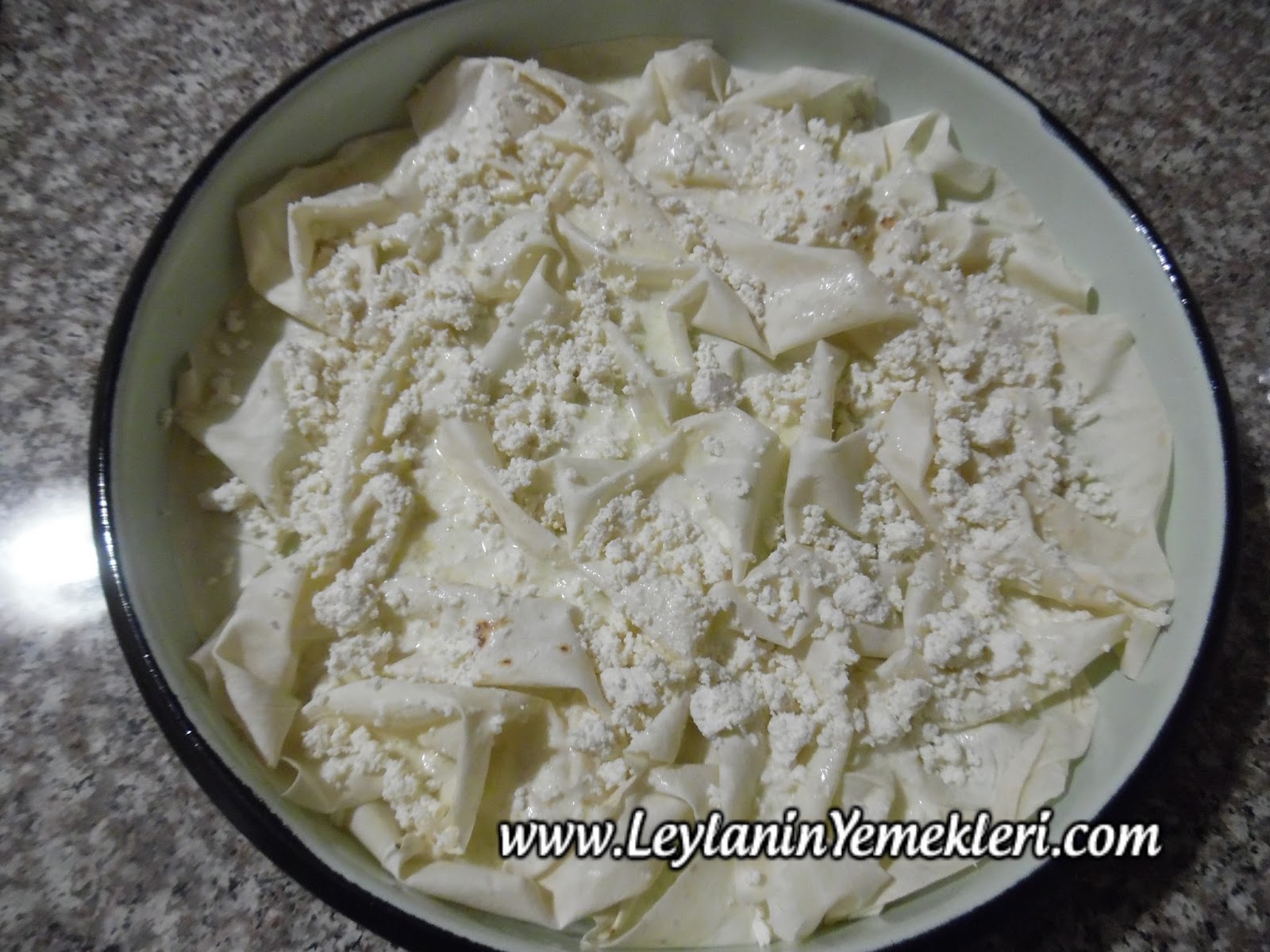 Maden Suyu ile Peynirli Tepsi Böreği Yapımı Yemek Tarifleri