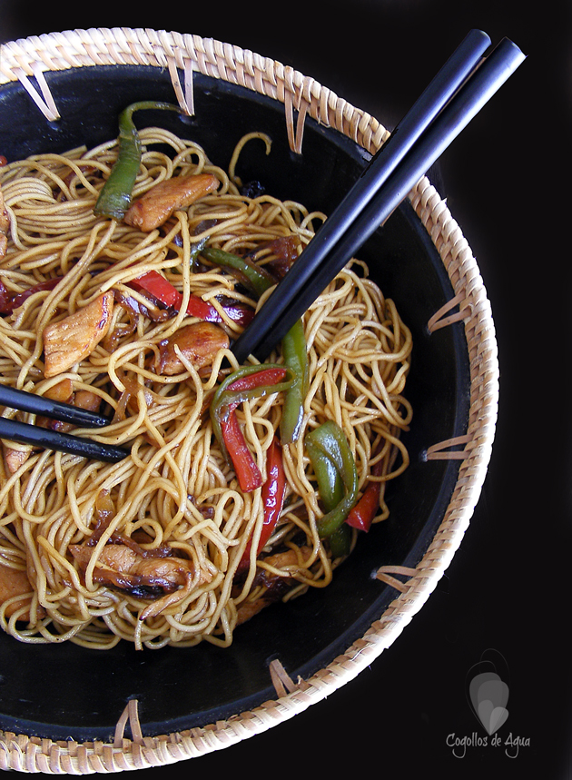 PASTA CHINA CON POLLO Y SALSA DE SOJA Cogollos de Agua