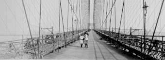 Pedestres na avenida andar superior da ponte de Brooklyn, New York City, CA. 1910