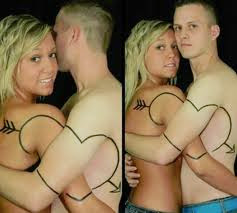 pareja se hace un tatuaje de su compromiso