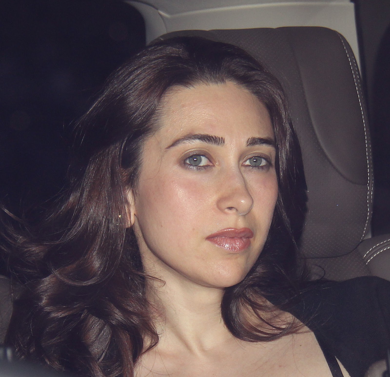 High Quality Bollywood Celebrity Pictures: Karishma Kapoor Gorgeous HD
