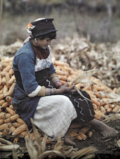 http://1.bp.blogspot.com/-gNLxgGEw2FU/Uk6GCypqDXI/AAAAAAAAPoI/AokPHLGP7QE/s640/Portraits+of+Greeks+in+the+1920%27s+%2811%29.jpg