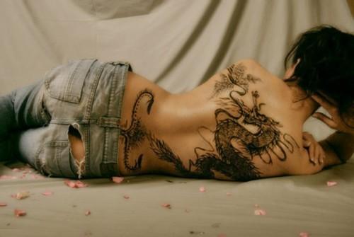 Tatuajes para Mujeres : Tatuaje de dragón en la espalda de una mujer