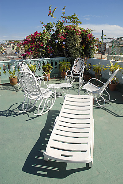 Terraza de la casa Guillen, ideal para alquilar en la Habana Cuba. Excelentes condiciones, un cuarto con aire acondicionado, ventilador, minibar, cama matrimonial, azotea para descansar con sillones clásicos cubanos, balcón con sillones