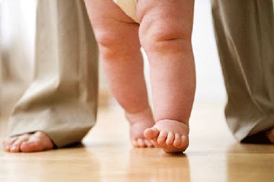 tips mengajarkan anak bayi berjalan