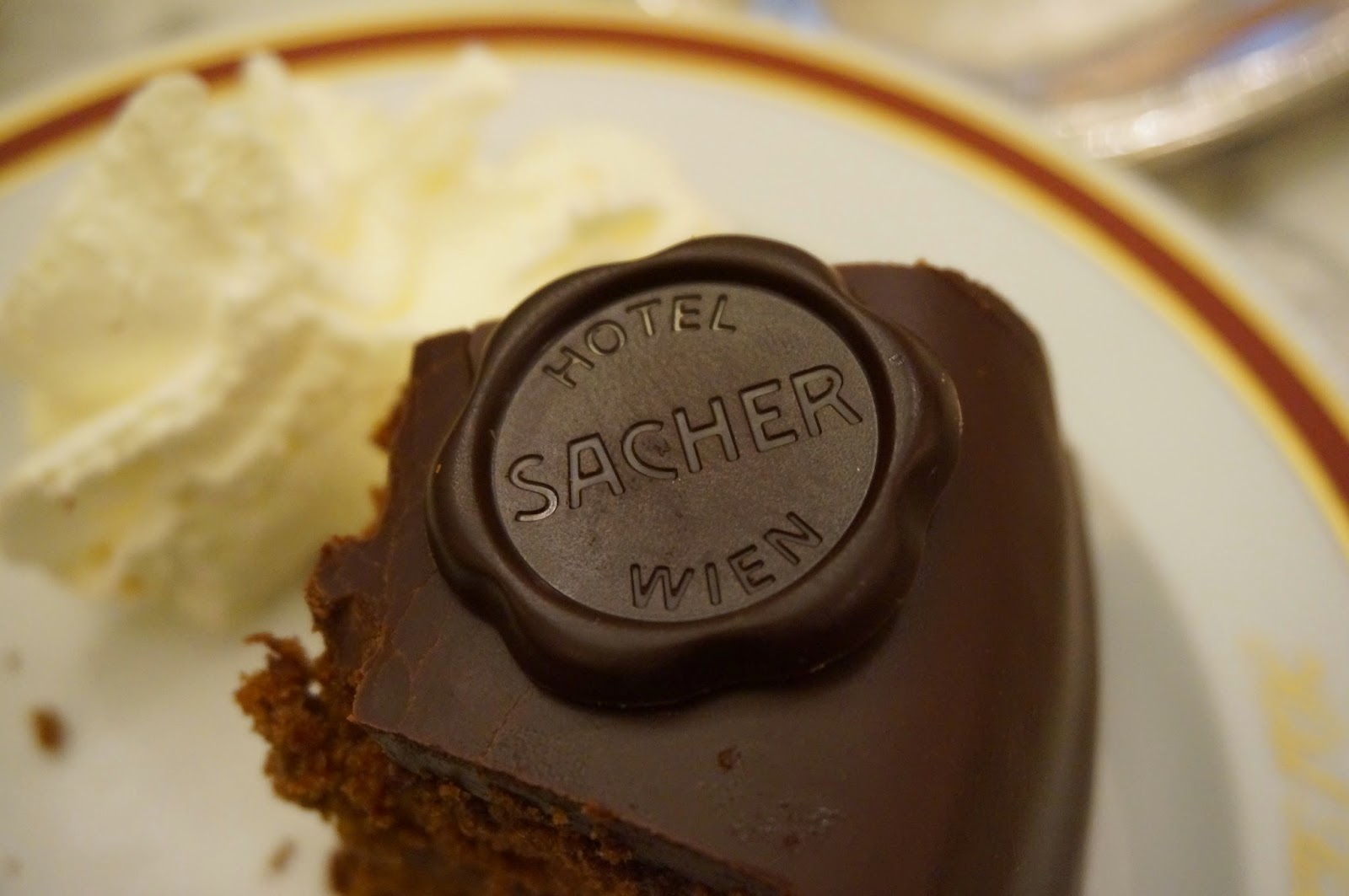 オーストリア旅行記 どっちが美味しいザッハトルテ Sachertorte 発祥ホテル ザッハー Hotel Sacher ザッハーかウィーン王室のご用達デメル Demel か