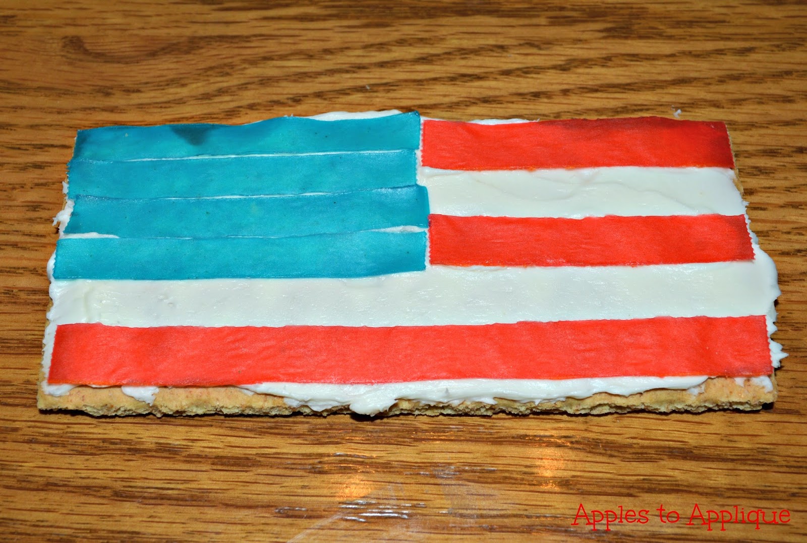 Easy patriotic snack kids can make themselves! | Apples to Applique #RedWhiteandBlue #AmericanFlag #4thofJuly 