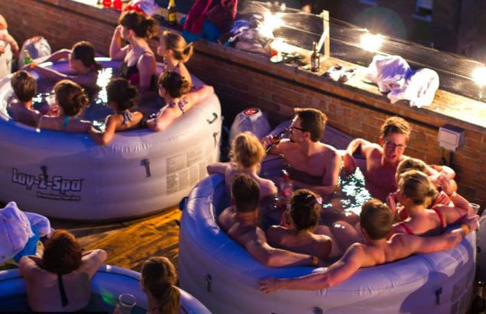 hot_tub_cinema_04.jpg