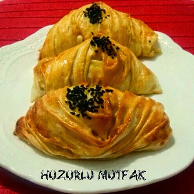 Huzurlu Mutfak PIRASALI MİDYE BÖREK