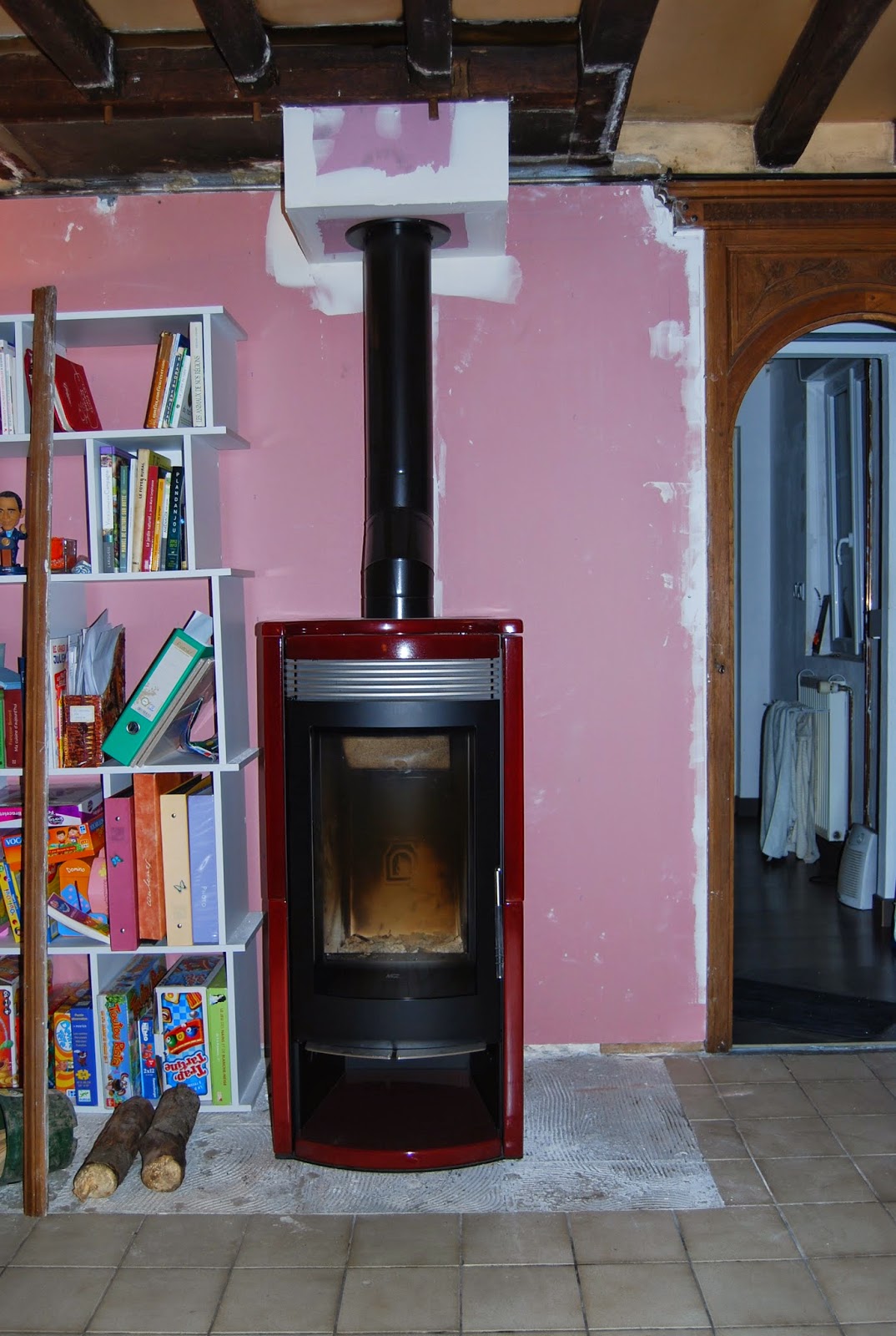 Les Mandarins de Thuit Signol niche et faux plafond autour du pôele