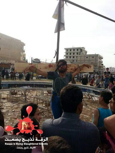 Rebeldes sirios crucifican a varias personas en Raqqa