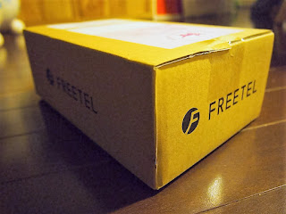 FREETEL KATANA 01がFREETELのログが入った箱にはいって送られてきた。