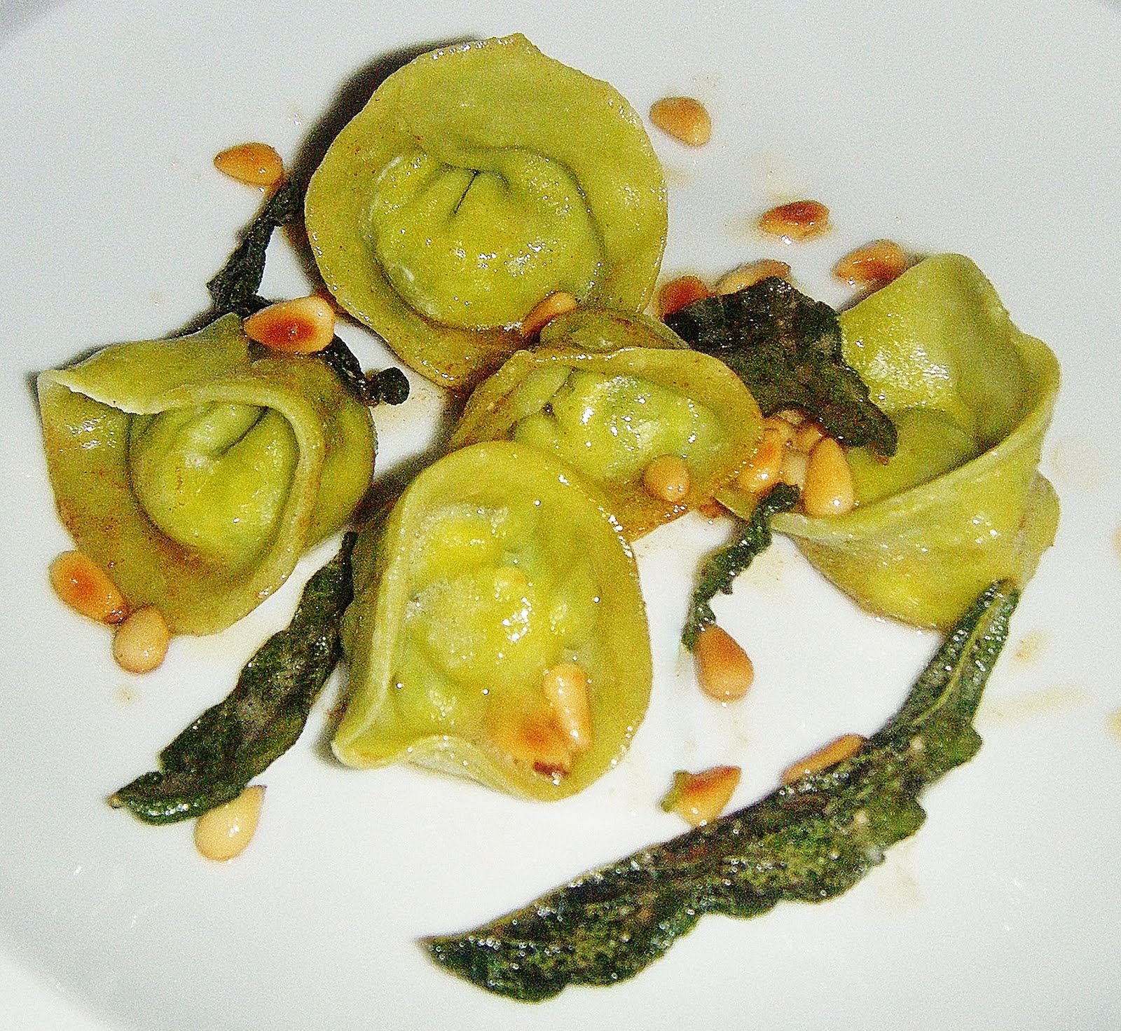 http://1.bp.blogspot.com/-gdjIE7xNTfI/TdePNDBXvEI/AAAAAAAAAFo/6a-eeUap0AY/s1600/Tortellini+filled+with+Spinach+%2526+Ricotta+%2526+sage+and+butter+sauce.jpg