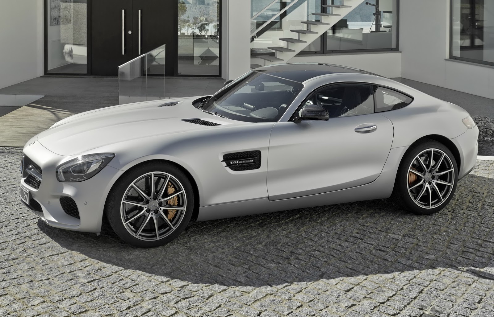 Super Cars Aston Martin Vantage Gt12 Vs Mercedes Benz Amg