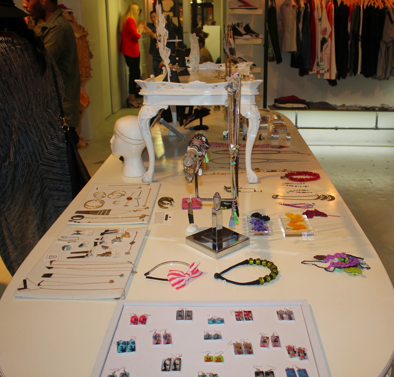  Alessandra Gold Concept Store Welcomes Lisu Vega’s Collection with a Fashionable Fête