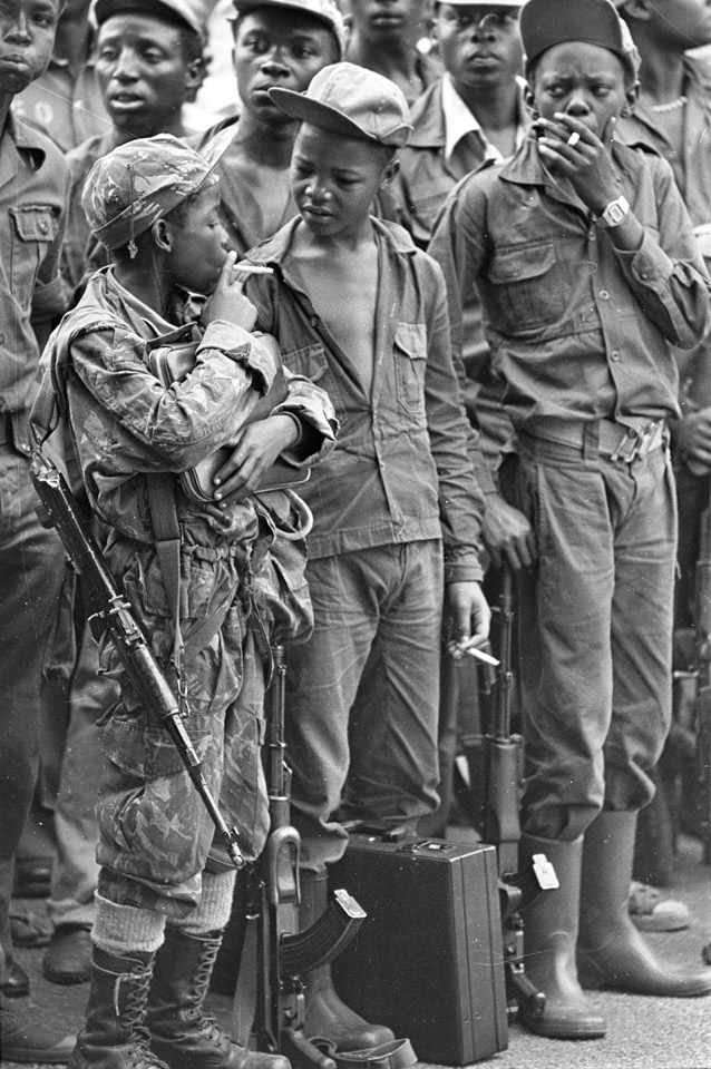 40 Amazing Historical Pictures - Child soldiers taking a smoke break, Angola (1976). 40 Amazing Historical Pictures - Child soldiers taking a smoke break, Angola (1976).