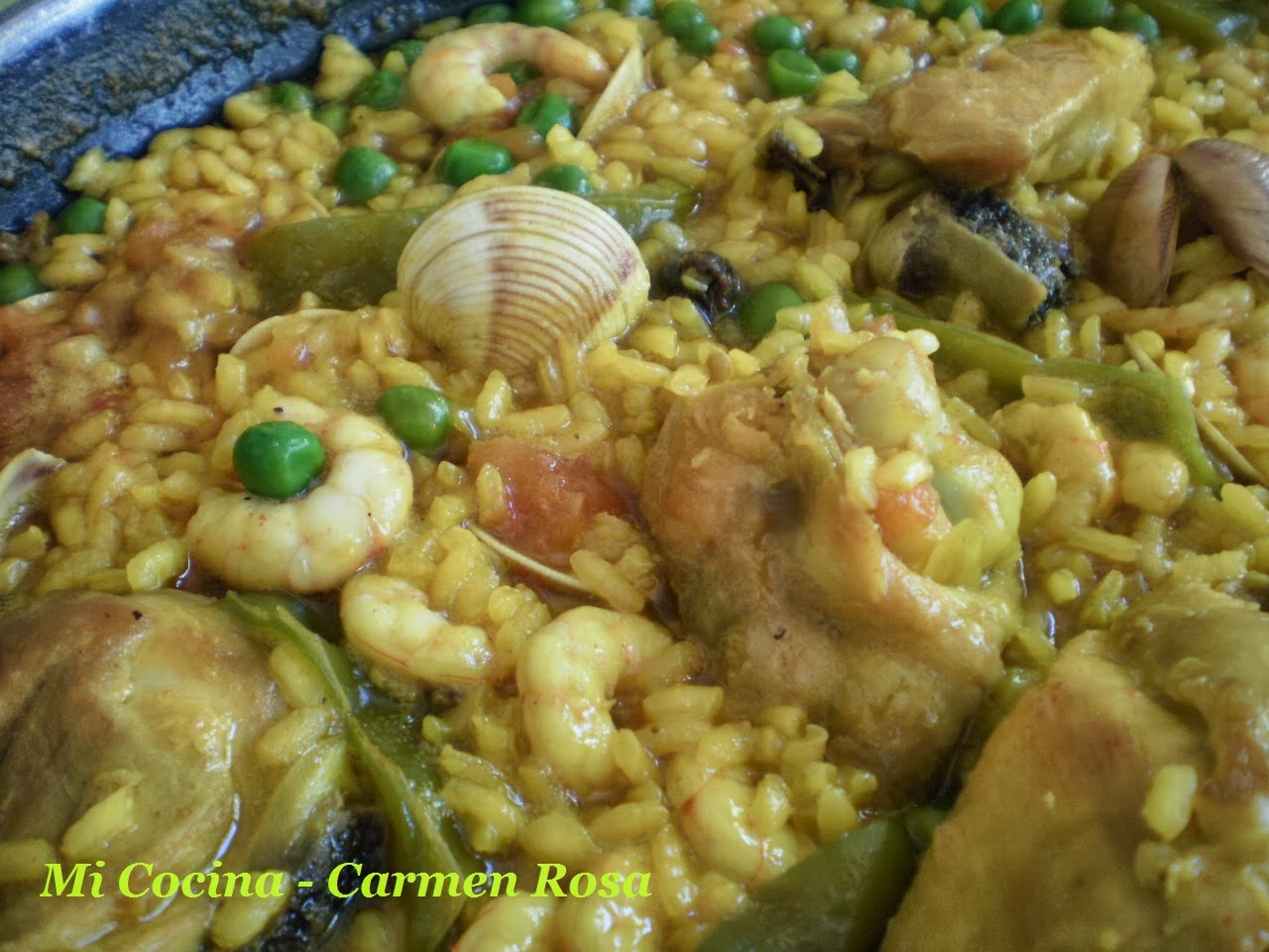 PAELLA DE ARROZ CON POLLO CAMPERO, ALMEJAS Y GAMBAS BLANCAS DE MALAGA
