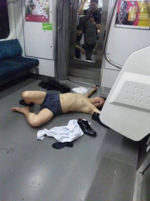 Morgens nackt in der U-Bahn aufwachen