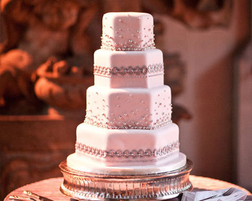 How can you miss these sweet pink wedding cakes