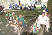 Basamuk landowners listening to the team (prramu)