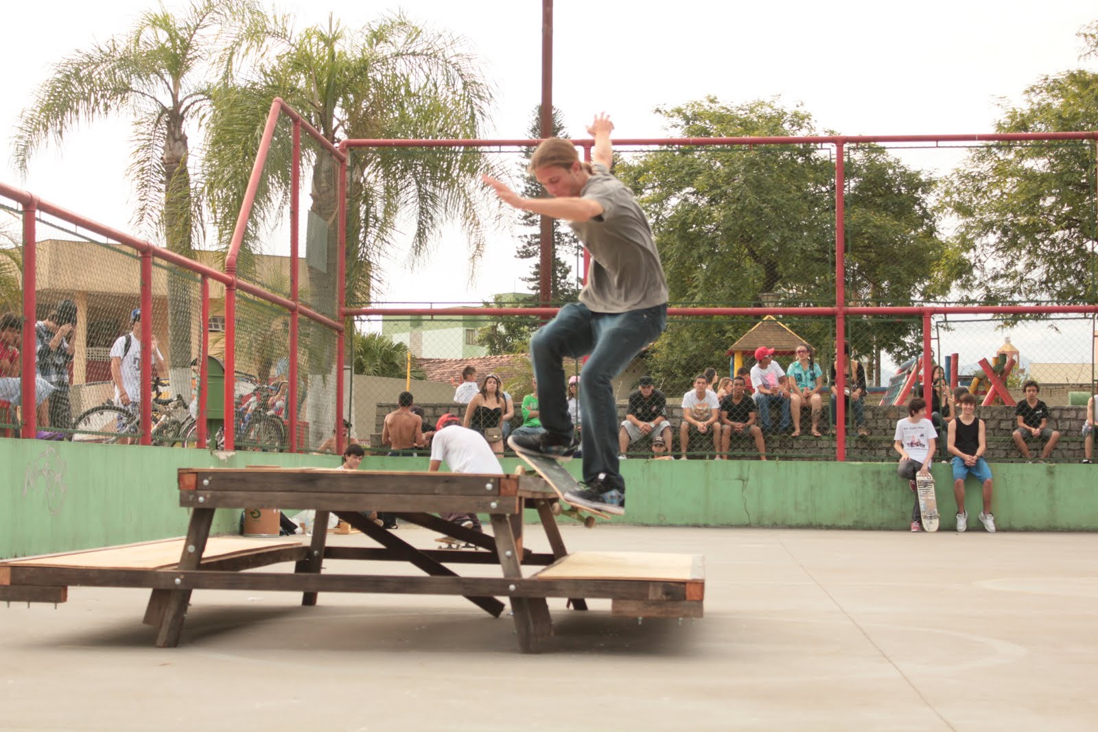 Conceito Skate Shop Sessões de skate na quadra da praça "Ângelo Piazera".