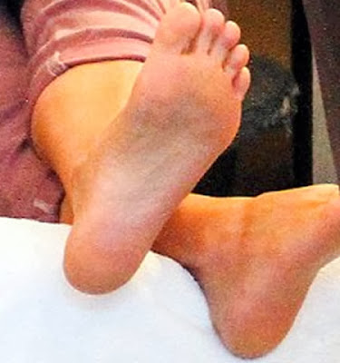 Jessica Alba sexy feet closeup
