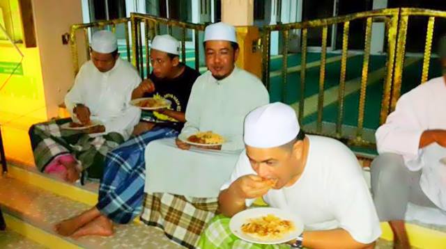 GAMBAR Sultan Kelantan [Sultan Muhammad V] Yang Menarik Qiam Sempena Ramadhan | Sahur Bersama Rakyat Di atas Tangga Masjid