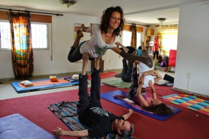 clases  de iniciacion acro yoga integral en dhara kumara