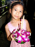 LOY KRATHONG. FLORES EN EL AGUA, BANGKOK. TAILANDIA