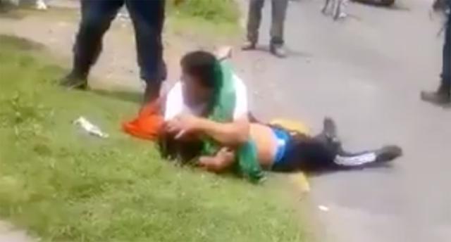 sábado, 20 de julio de 2019 Hombre llora por la muerte de un ladrón tras un asalto en Ecatepec; era