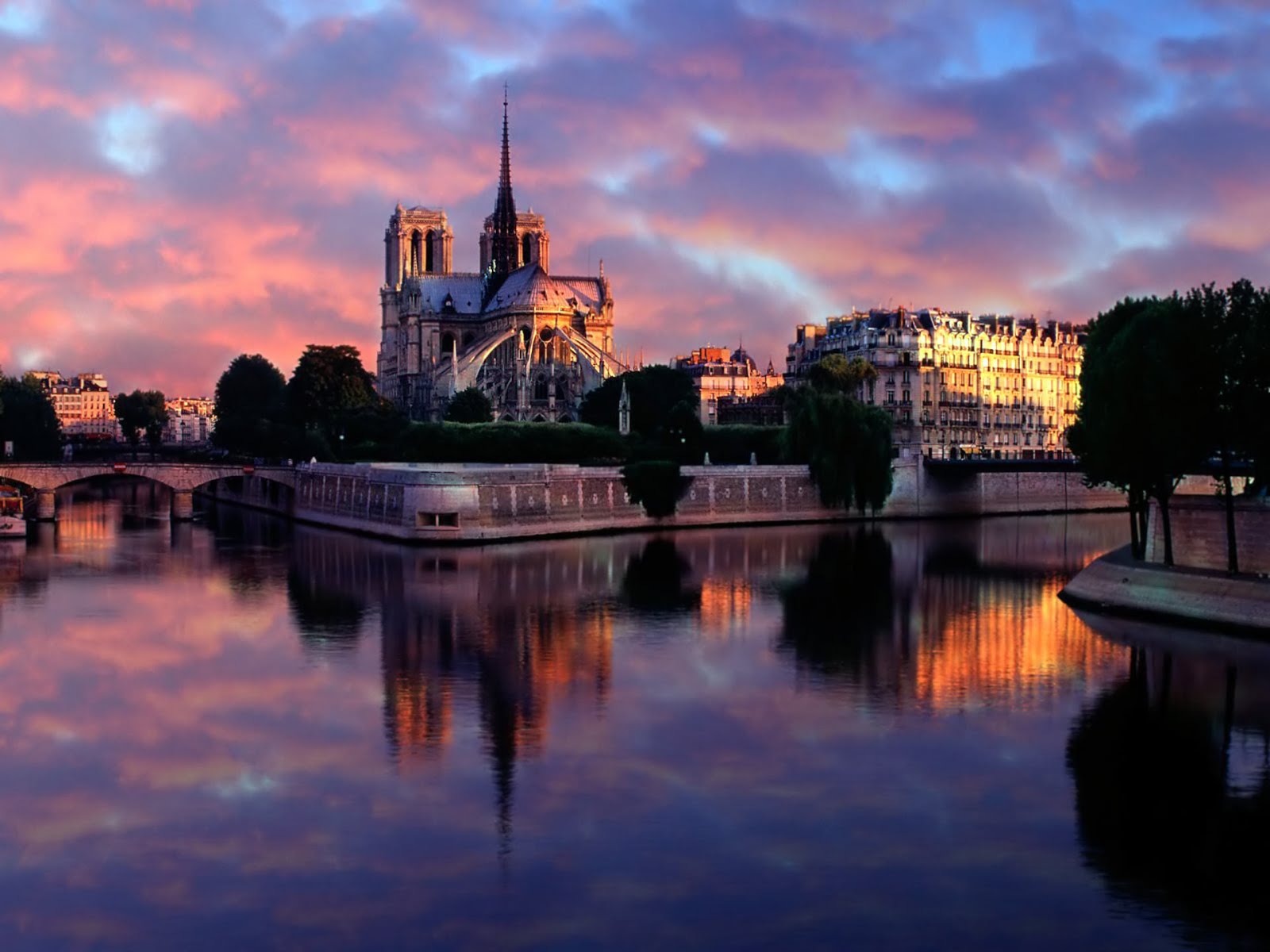 Notre Dame de Paris le soir