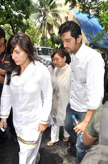 Bollywood celbs visit Dara Singh's home