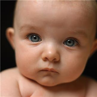 ojos tristes azules de bebe