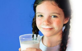 كوبان من الحليب كافيان جداً للطفل يومياً  %D9%81%D9%88%D8%A7%D8%A6%D8%AF+%D8%B4%D8%B1%D8%A8+%D8%A7%D9%84%D9%84%D8%A8%D9%86+%D9%84%D9%84%D8%A7%D8%B7%D9%81%D8%A7%D9%84
