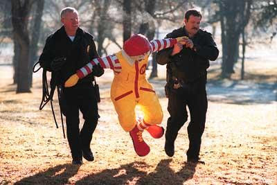 http://1.bp.blogspot.com/-gwMOcBLHAcc/TZxLMZTRngI/AAAAAAAAD10/ol_asMqPDQ0/s400/ronald_mcdonald_arrested-thumb-400x267.jpg