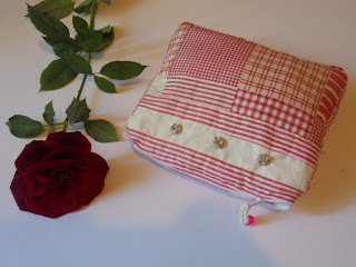 Trousse patchwork rouge Trousse avec un coton patchwork rouge