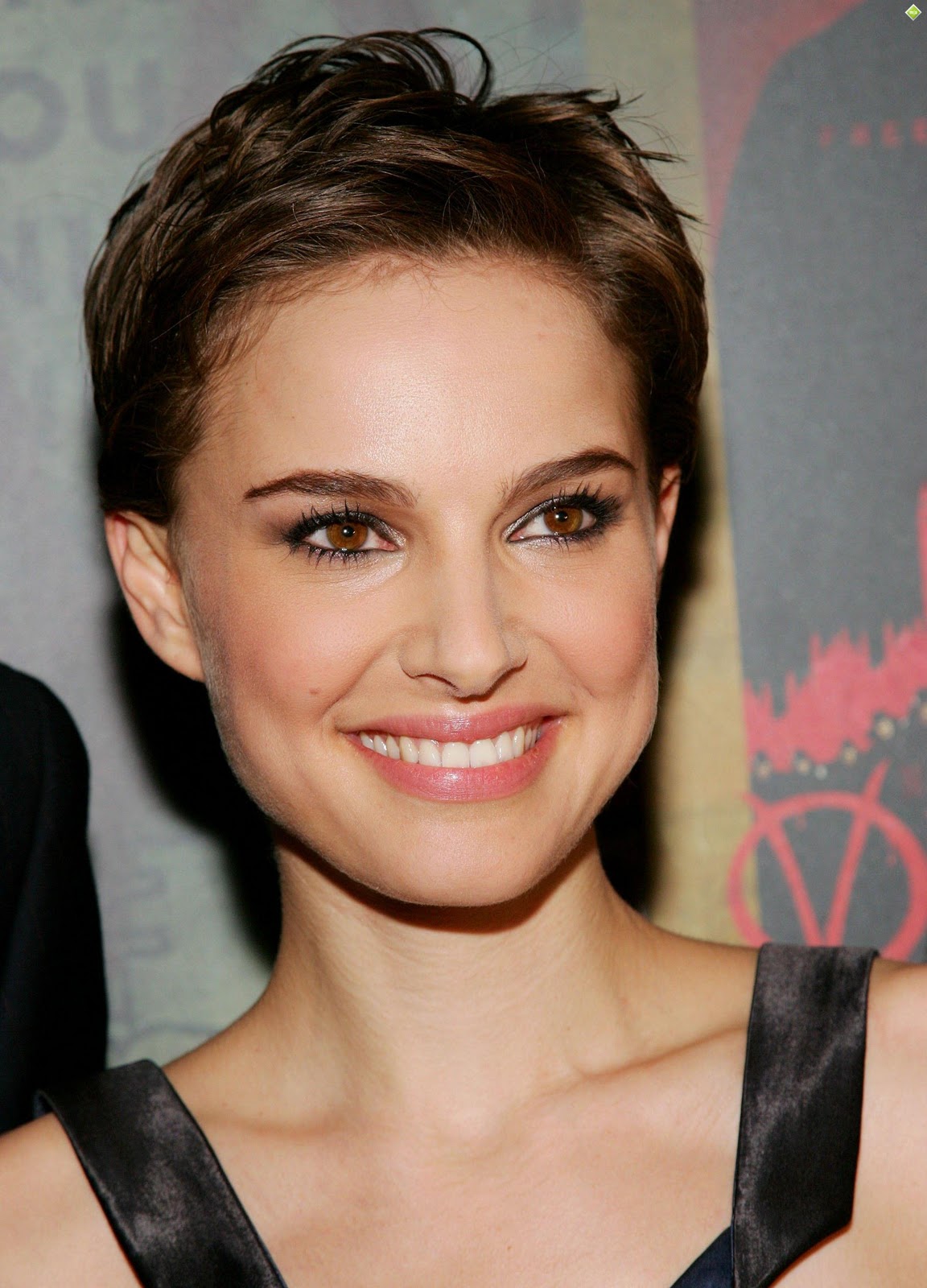 http://1.bp.blogspot.com/-gytTQ4B30CY/TtmSlyN1Y_I/AAAAAAAAGv8/eP1lEshpavY/s1600/natalie_portman_short_hairs.jpg