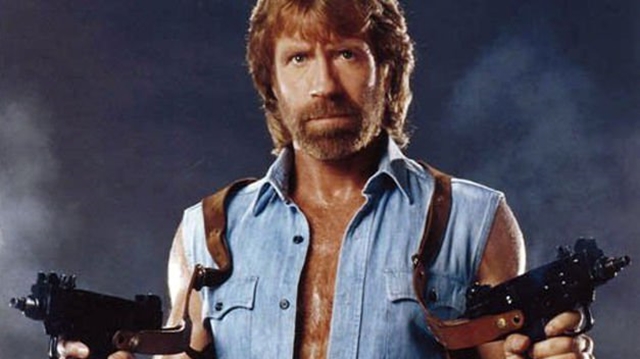 Chuck Norris usa dos Micro-UZI, porque así en Savage Worlds va a tiro fijo.