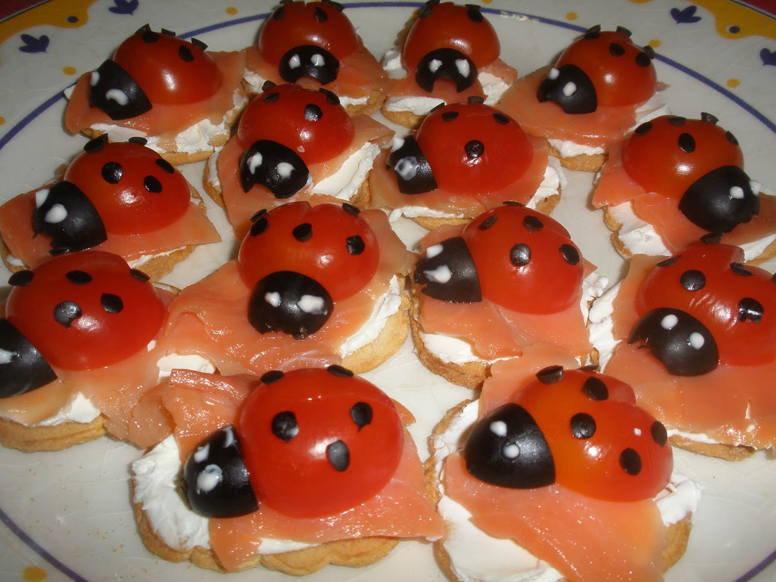 CANAPÉS CON MARIQUITAS CHERRY