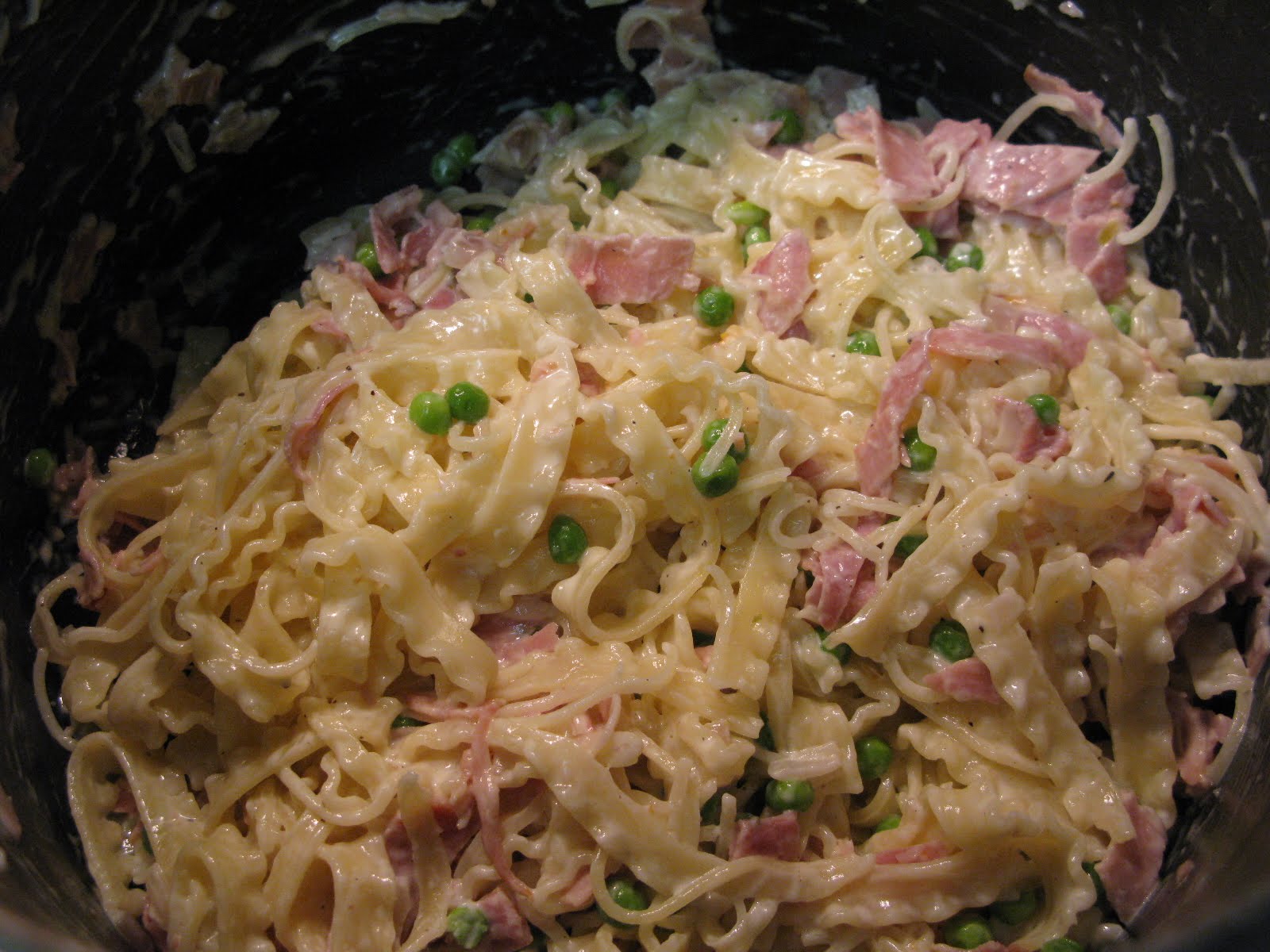 My life as a wife and new mom! Pasta with a cream sauce, ham and peas )