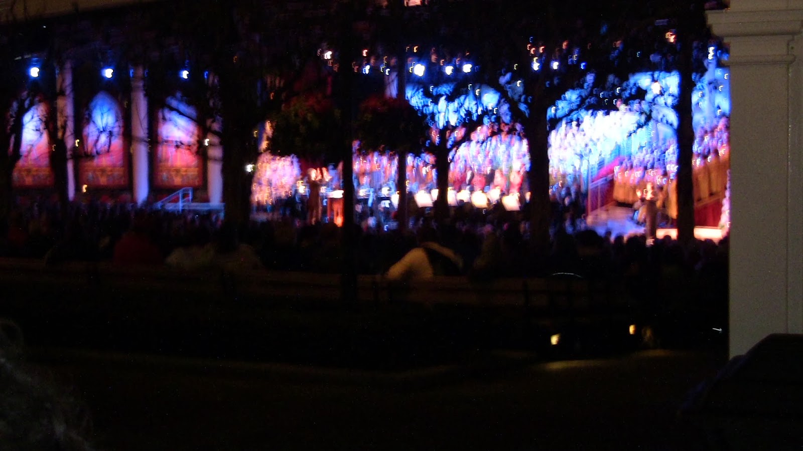 Kenventures to Disney Candlelight Processional at Epcot December 2009