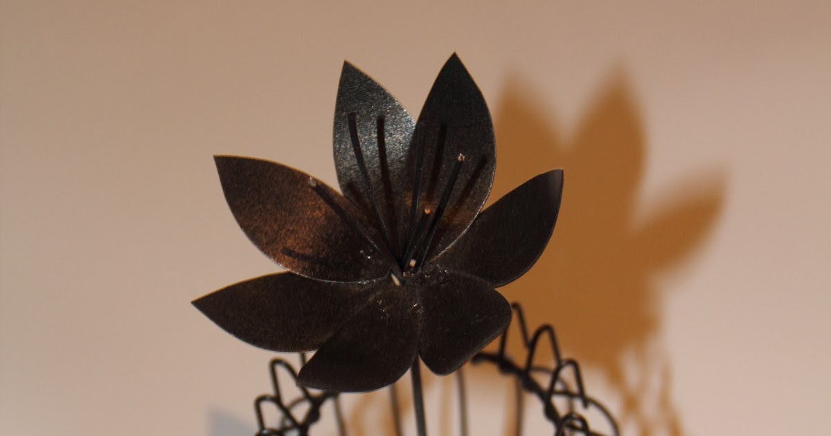 Flores de Metal: Vaso de arame com flor solitária