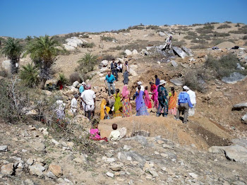 INDIA 2011: DWC Participants carrying rocks